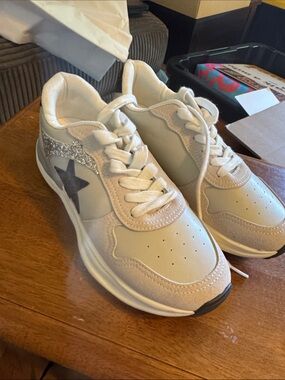 Converse White Cream Sneakers with Silver Glitter Star very nice shoes